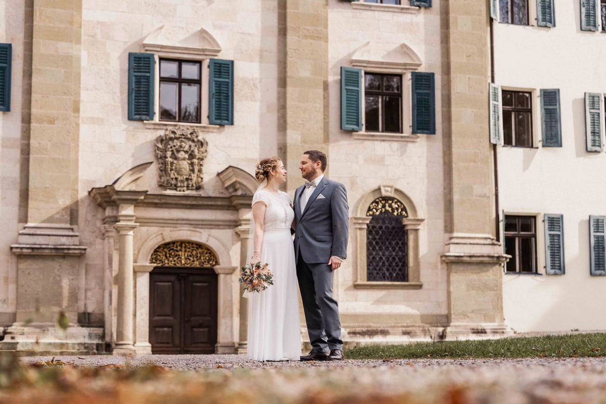 Linda und Oliver stehen vor dem Portal des Prüfeninger Schlosses in Regensburg